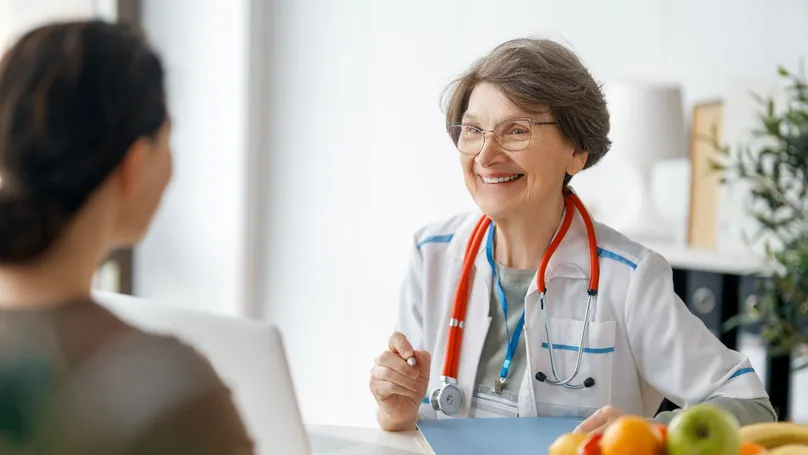 A dietitian talking to a patient.