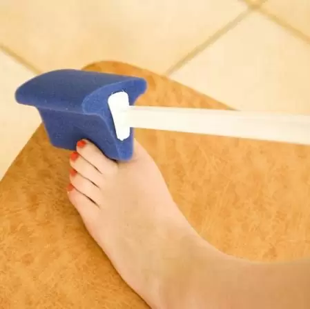 Long handle toe washer
