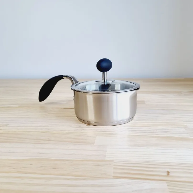 Saucepan with adaptive handle